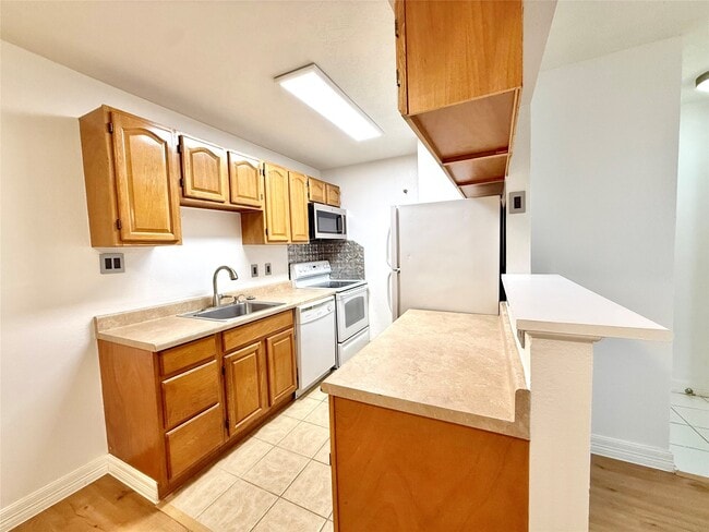 Foto del edificio - 2750 Holly Hall St