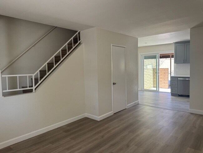 Foto del edificio - MOVE IN SPECIAL FIRST MONTH 1/2 OFF 2BD/1.5BA Two-Story Condo – Bullhead City | $1,150/Month