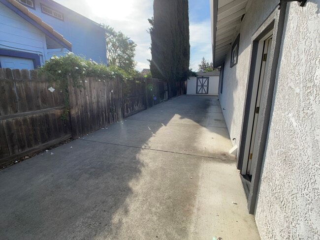 Building Photo - 767 Kingman Dr