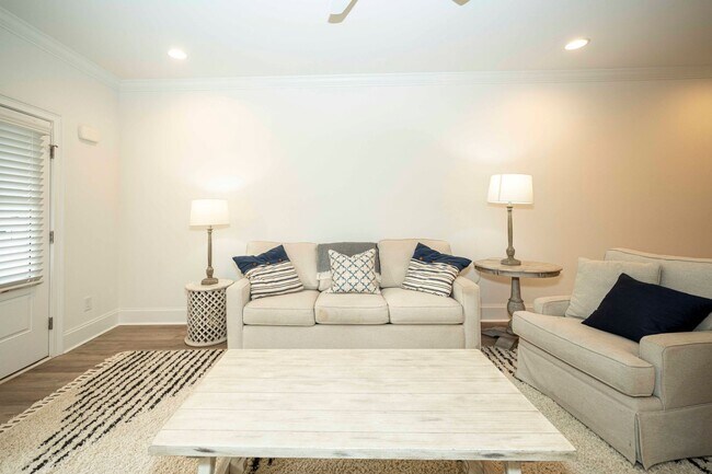 Foto del edificio - Short-Term Lease Only!