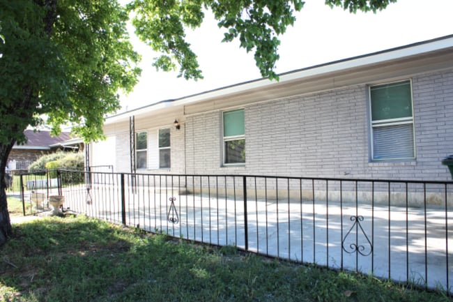 Building Photo - 3919 Maxine Dr