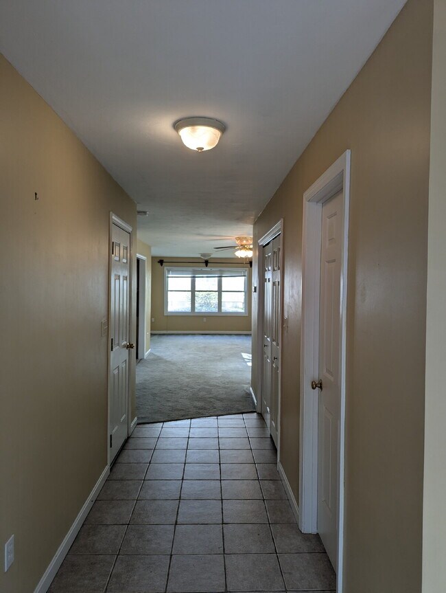 Foto del edificio - Immaculate End Unit in Desirable Weatherst...