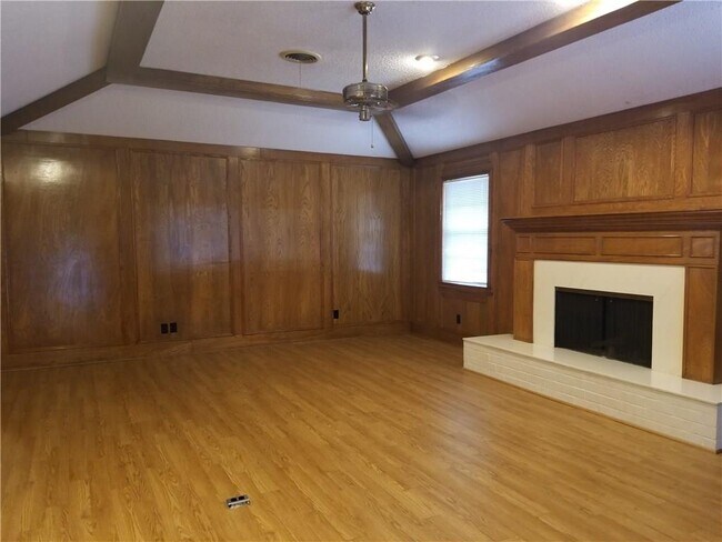 Building Photo - 6014 Shelton St