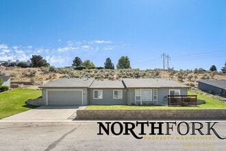 Building Photo - 2667 E Mendota Dr