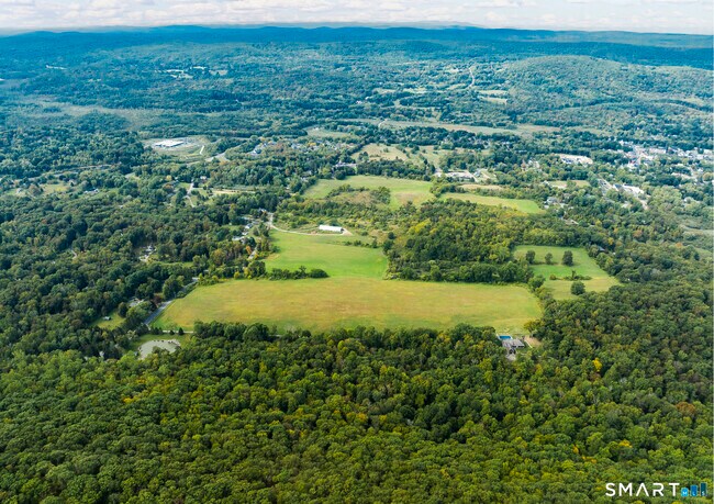 Foto del edificio - 121 Quaker Hill Rd