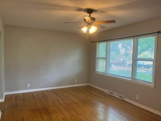 Building Photo - Super Cute 2 Bed 1 Bath House!