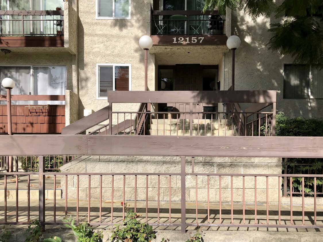 12157 Moorpark St, Los Angeles, CA 91604 Condo for Rent in Los