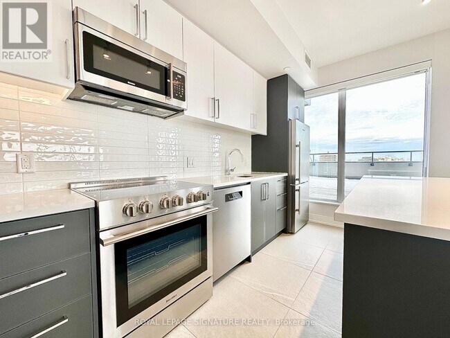 Building Photo - 2525 Bathurst St