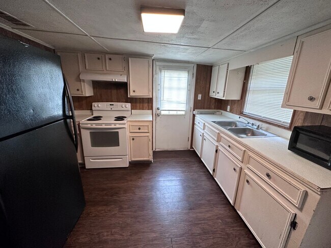 Building Photo - Cozy 2/1!