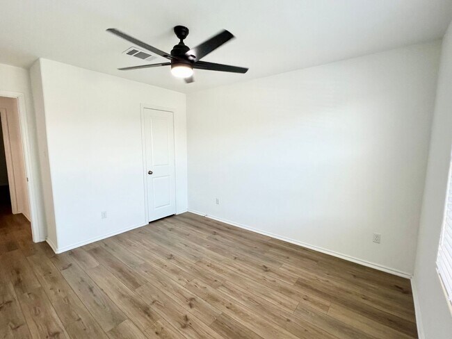 Foto del edificio - COMING SOON - MID MAY