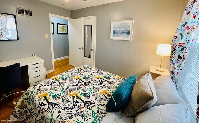 Foto del edificio - 3 br, 1 bath Condo - 328 Callan Avenue 1N