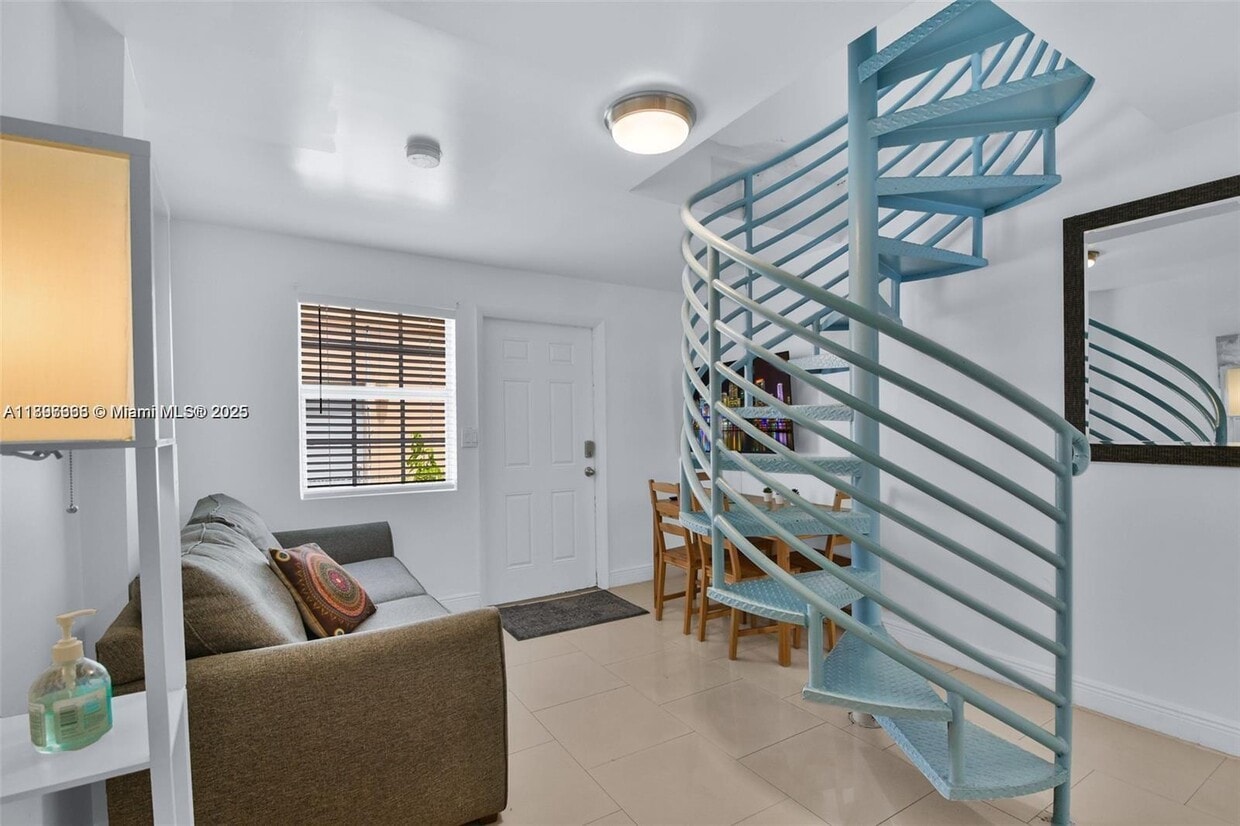 Foto principal - 6966 Byron Ave
