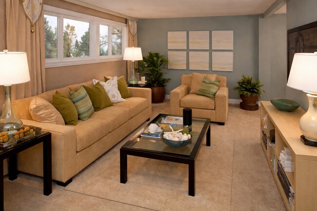 Foto del edificio - Charming 2-Bed, 1.5-Bath Corner Condo with River Views in the Heart of Redmond