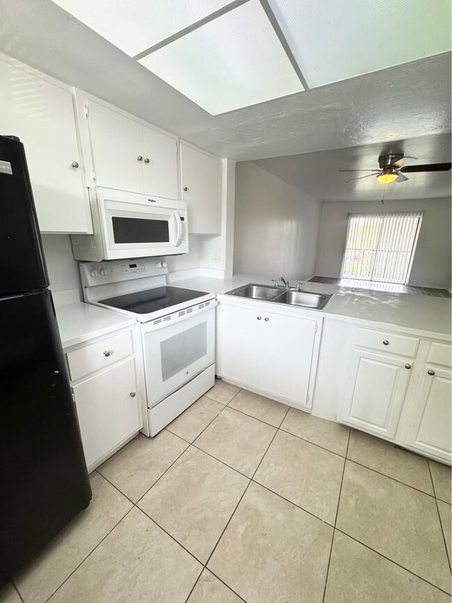 Building Photo - 2700 Park Windsor Dr