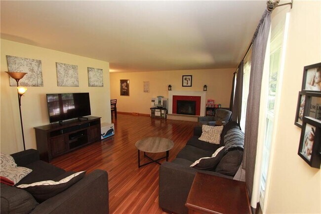 Foto del edificio - 4 Bedroom, 1.5 Bathroom Beautiful Home - You do not want to miss this one!
