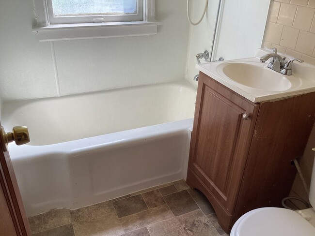 Foto del edificio - 2 Bedroom Single Family Home With Detached Garage