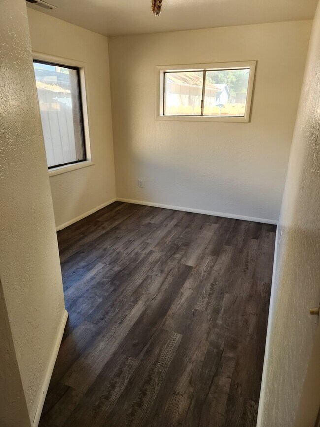Building Photo - AVAILABLE SOON! 3-Bed 2-Bath Home in Sunny...