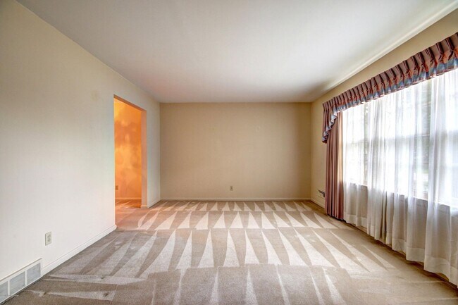 Foto del edificio - Available NOW - 4 beds/ 2 baths - $2,000/mo