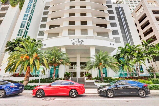 Entrada del edificio - 950 Brickell Bay Dr
