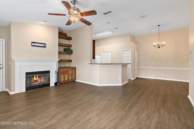 Building Photo - Great Jax Beach Location!