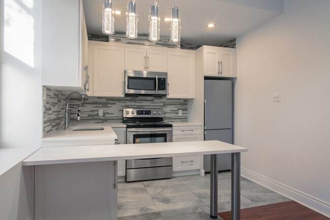 Building Photo - 2050 Av. Claremont