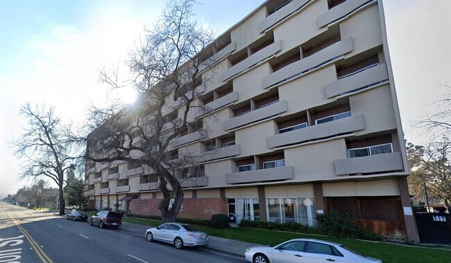 Building Photo - 1320 N Monroe St