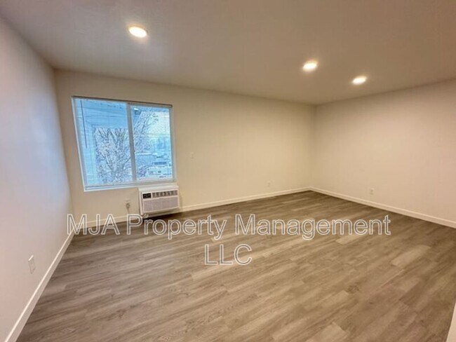 Foto del edificio - 498 East Fort Union Blvd
