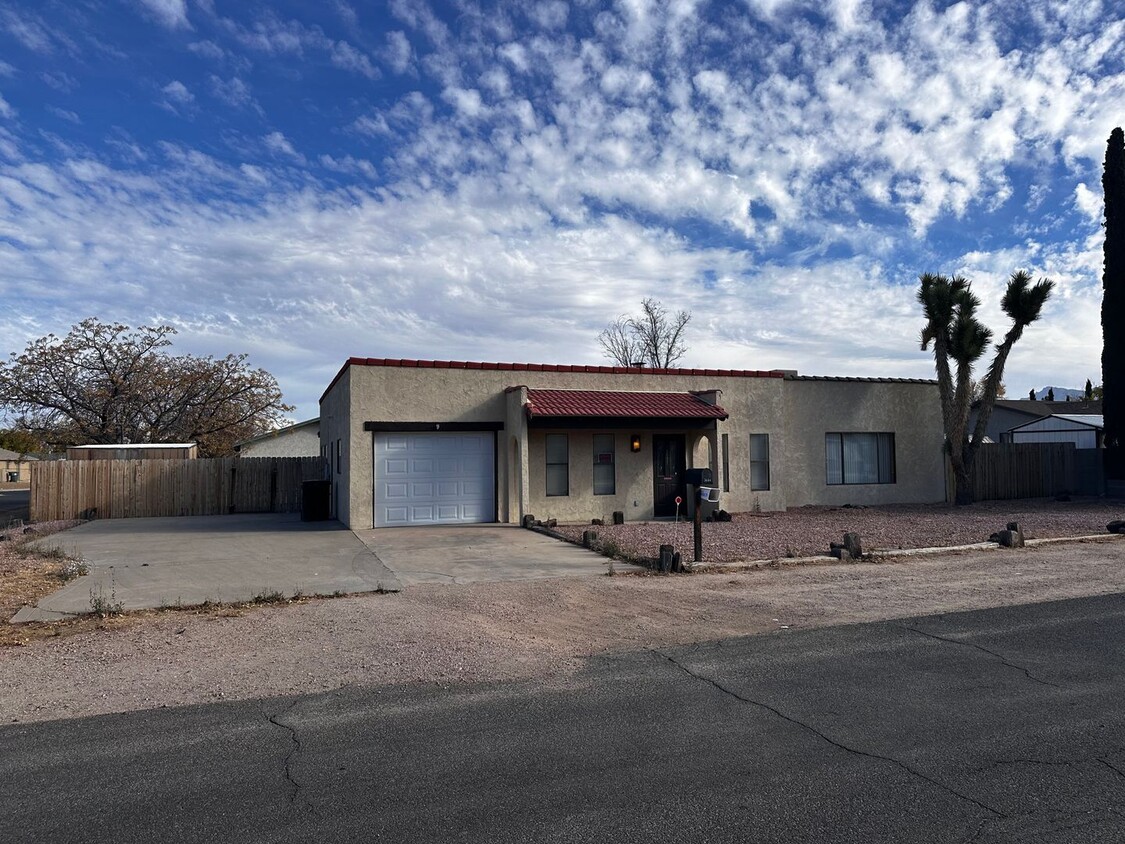 Building Photo - 3 Bedroom 2 Bathroom Home