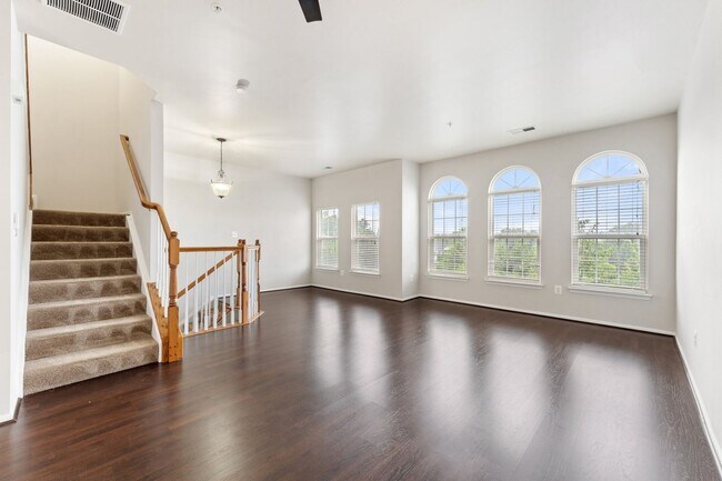 Foto del edificio - Commuter's Dream! Stylish 3-Bedroom Condo ...