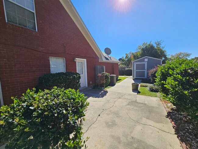 Building Photo - 1703 Ridgemar Cir
