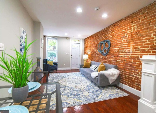 Living room - 135 W Randall St