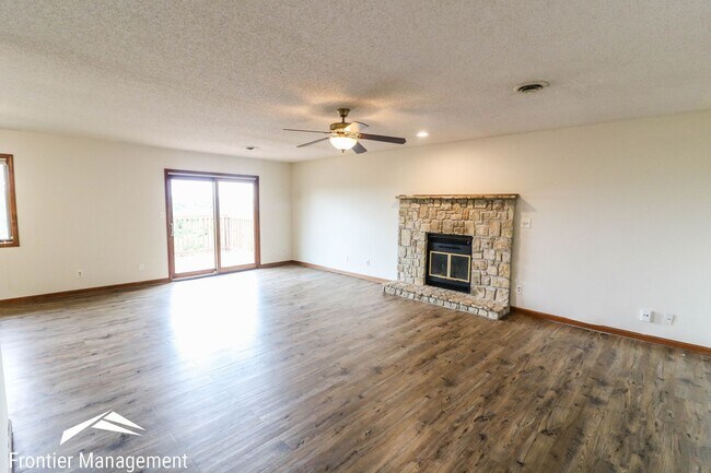 Foto del edificio - Stunning 2 bedroom duplex in West Manhattan! Large back deck provides beautiful view of Flint Hills!
