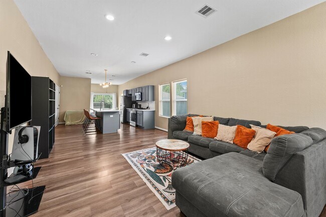 Foto del edificio - 3706 Nathaniel Brown St