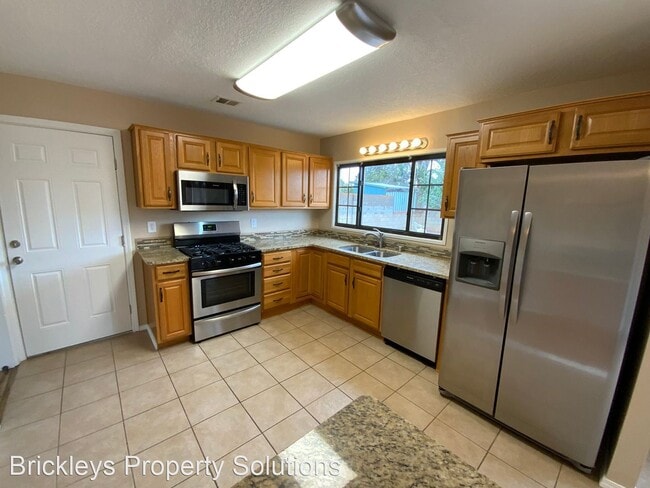 Building Photo - 3 br, 1 bath House - 9908 Leyendecker Rd NE