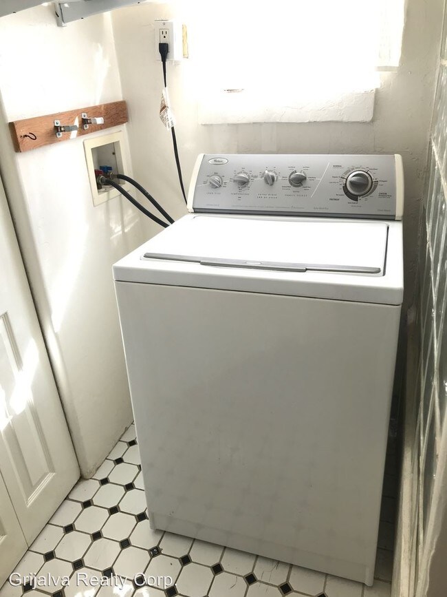 Foto del edificio - 2 br, 1 bath House - 335 E. Fontana Pl.