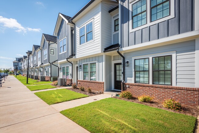 Building Photo - Radial at Mora Point