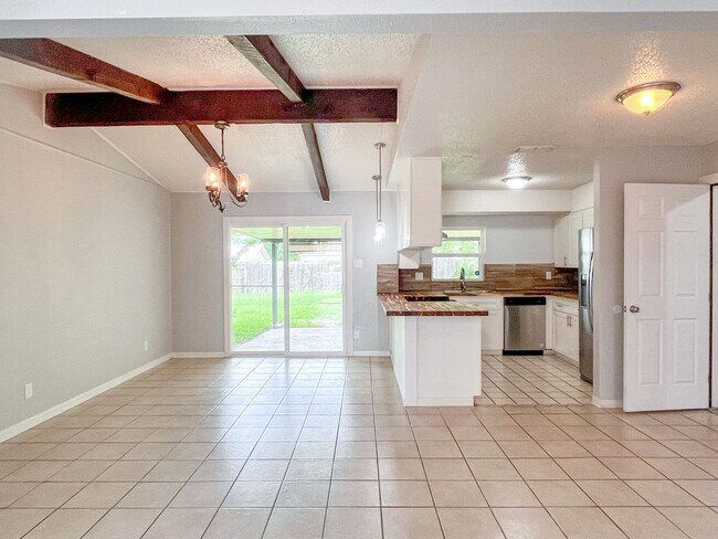 Foto del edificio - Available NOW This charming 1 story, 3 bed...