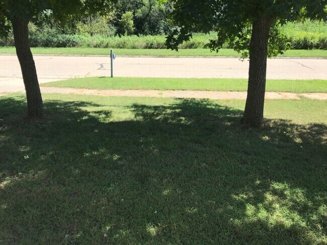 Building Photo - You'll love this 2BR + bsmt bonus rooms ra...