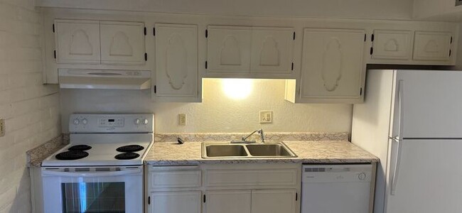 Building Photo - Charming 2 Bed, 1.5 Bath Townhouse for Rent