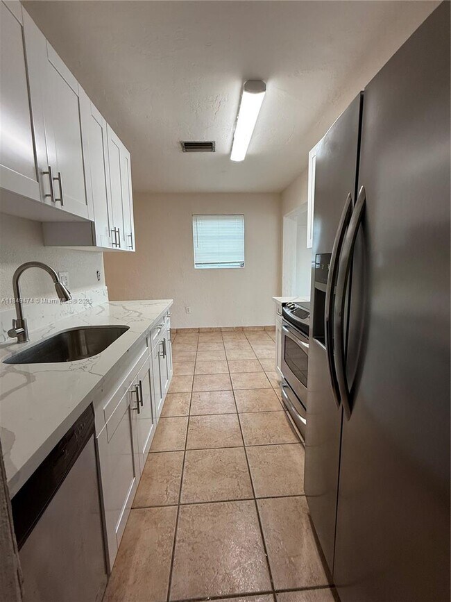 Foto del edificio - 641 N 70th Ave