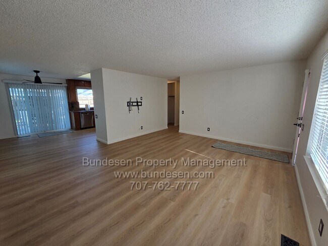 Foto del edificio - Charming updated 3-Bedroom, 2 bathroom Home with Expansive Outdoor Living in Rohnert Park