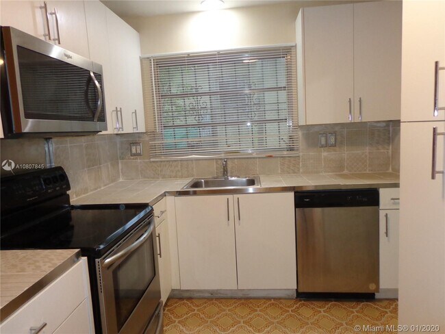Building Photo - 1241 SW 12th Ct