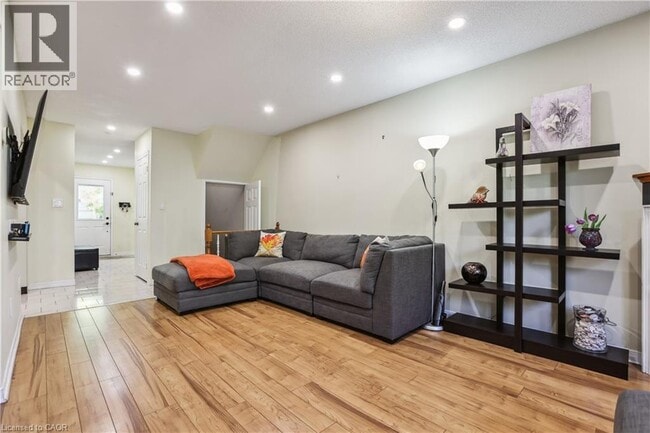 Building Photo - 2 Royalwood Ct