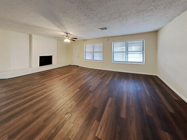 Building Photo - 16422 Oxnard Ln