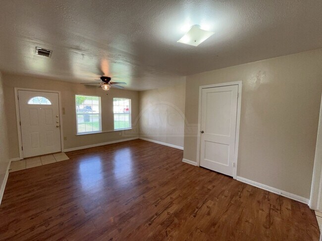Foto del edificio - 2-Bedroom Duplex-1606 Duncan Ave