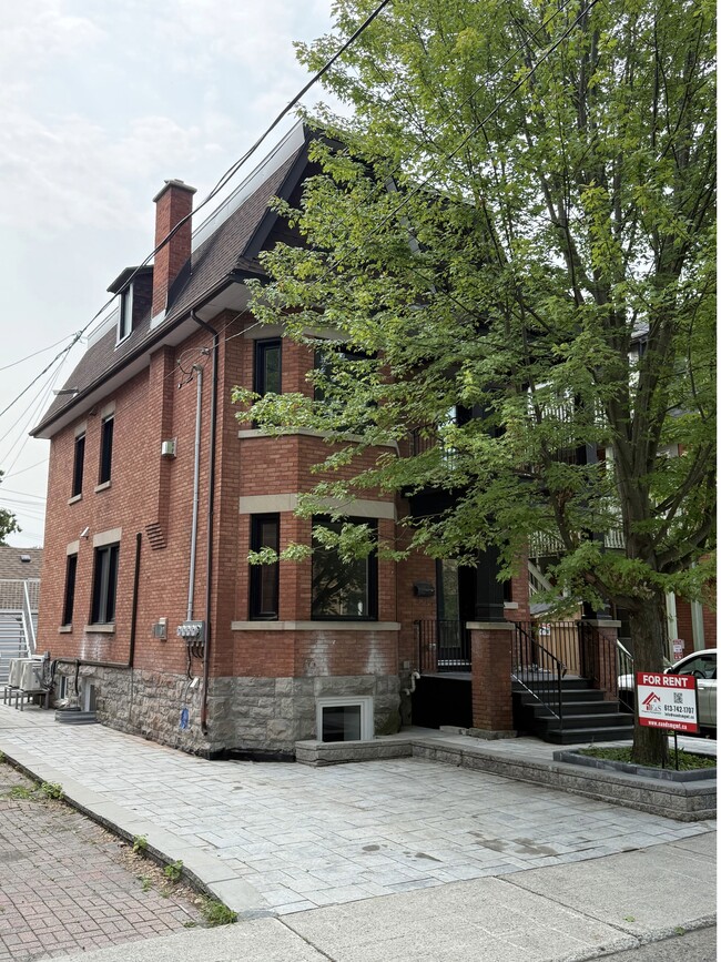 Building Photo - 332 Osgoode St