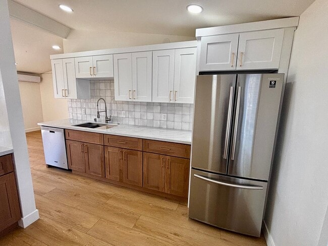 Building Photo - Beautiful Remodeled 2 bed 1 bath