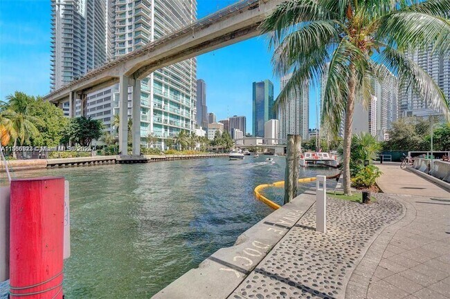 Foto del edificio - 690 SW 1st Ct
