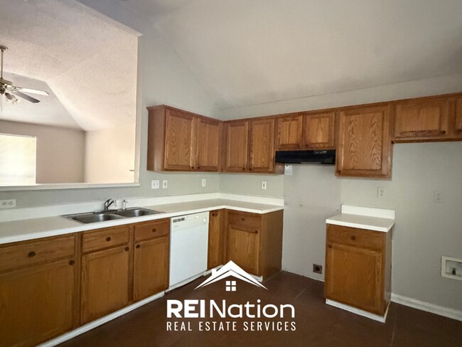 Foto del edificio - INCREDIBLE LAYOUT! 3BR/2BA Memphis Gem | Vaulted Ceilings & Soaking Tub | Deck & Fenced Yard!