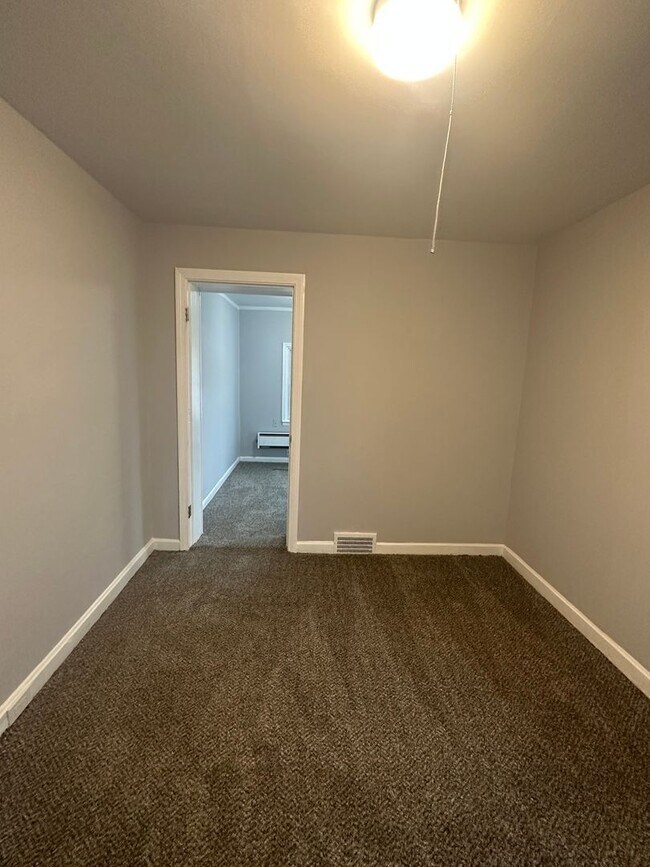 Foto del edificio - Garfield Heights three bedroom single home